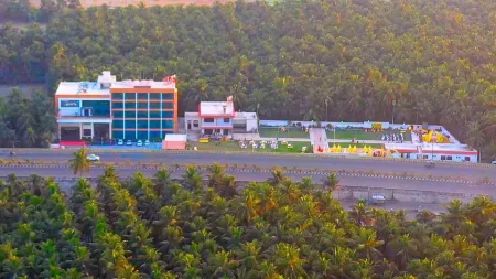 The Grand Astoria Somnath Отели рядом с достопримечательностью «Veraval Seafront»