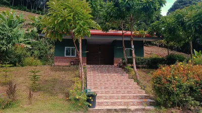 Lake Camp Resort فنادق في Phipun