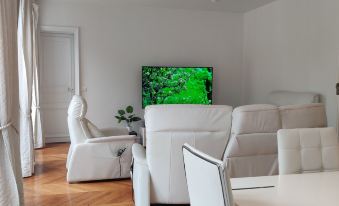 Eiffel Edge Escape 30 m from Eiffel Tower