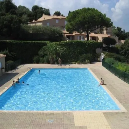 SAINTE-MAXIME - Accommodation with garden and veranda in swimming pool, tennis area