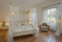 Domaine de la Cour Hotels in Saint-Quentin-les-Anges