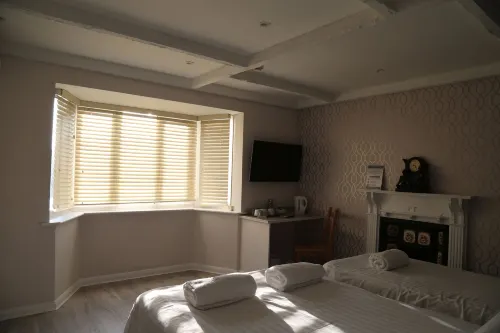 Debden Guest House - Bed and Breakfast