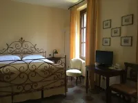 Dimora Storica la Corte Delle 4 Stagioni Hôtels à : Terruggia