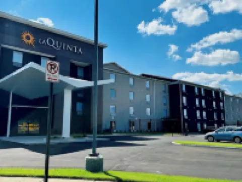 La Quinta Inn & Suites by Wyndham Memphis I-240 メンフィスのホテル