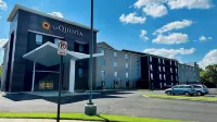 La Quinta Inn & Suites by Wyndham Memphis I-240 Hotels near Memphis Botanic Garden