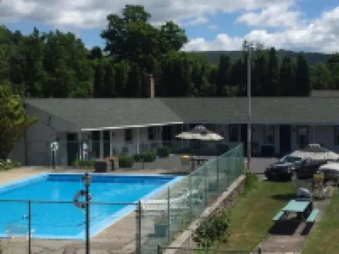 The Colonial Motel Hotels in Roxbury
