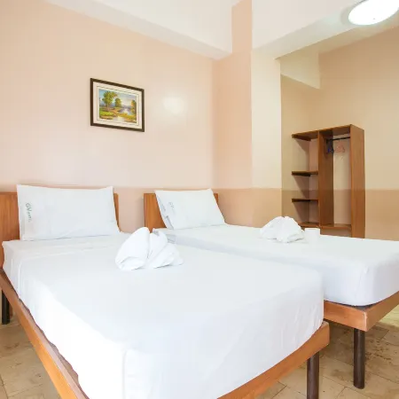 GV Hotel - Tagbilaran City Отели рядом с достопримечательностью «Бохол Кволити Молл»