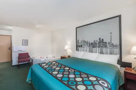 Super 8 by Wyndham Moose Jaw SK Отели рядом с достопримечательностью «Tunnels Of Moose Jaw»