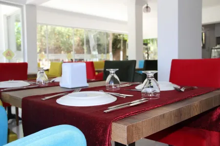 Aelbistan Otel Отели рядом с достопримечательностью «D-Marin Didim Marina»