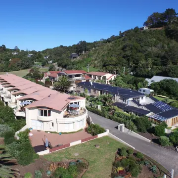 Onetangi Beach Apartments Отели рядом с достопримечательностью «Автобус Explorer Island Waiheke»