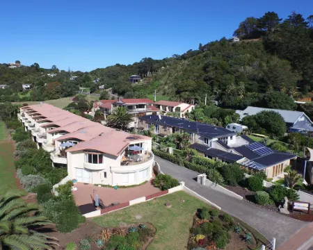 Onetangi Beach Apartments Hotels in Waiheke Island