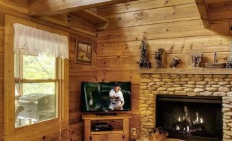 Cozy Cabin Escape 7Mins to Pigeon Forge Hot Tub