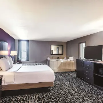 La Quinta Inn & Suites by Wyndham Colorado Springs North Отели рядом с достопримечательностью «Парк Коттонвуд Крик»