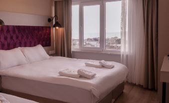 The Lola Hotel
