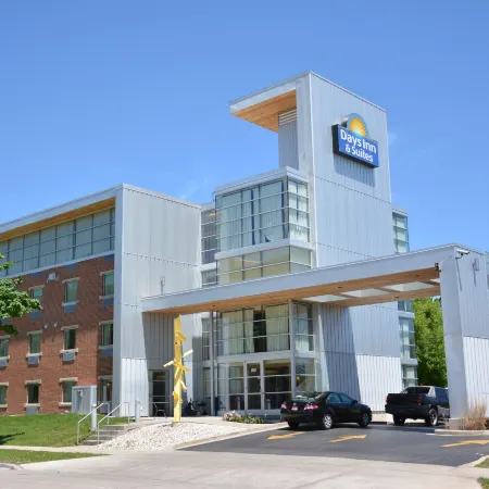Days Inn & Suites by Wyndham Milwaukee Отели рядом с достопримечательностью «Пивоварня Лейкфронт»