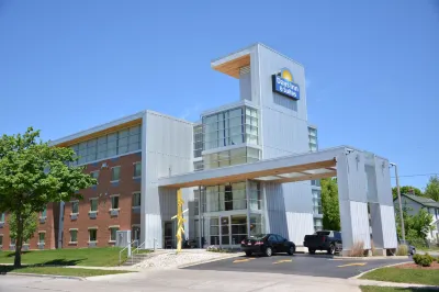 Days Inn & Suites by Wyndham Milwaukee Hôtels à proximité de l'Aéroport international General Mitchell de Milwaukee