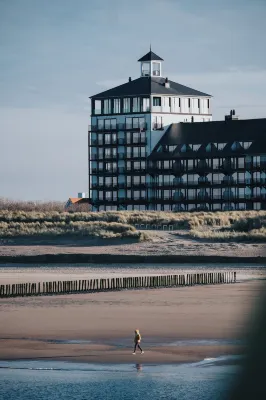 Strandhotel Hotel dekat Belfort Sluis