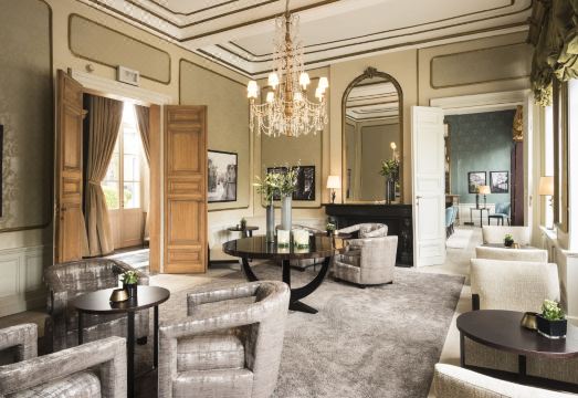 Dukes' Palace Brugge의 웅장한 외관과 정원