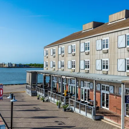 Harbor House Hotel and Marina at Pier 21 Отели рядом с достопримечательностью «Ocean Star Offshore Drilling Rig & Museum»