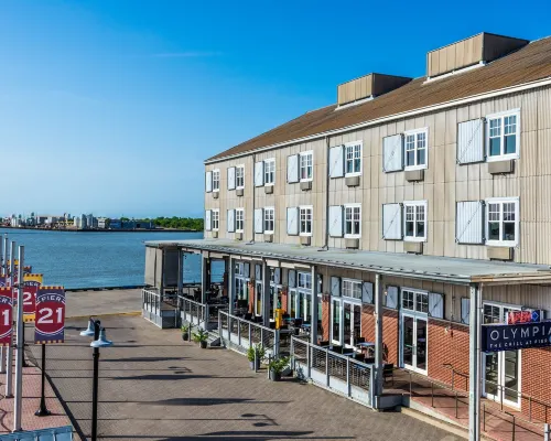 هاربور هاوس هوتل آند مارينا آت بير 21 Hotels near شاطئ إيست بيتش (East Beach)