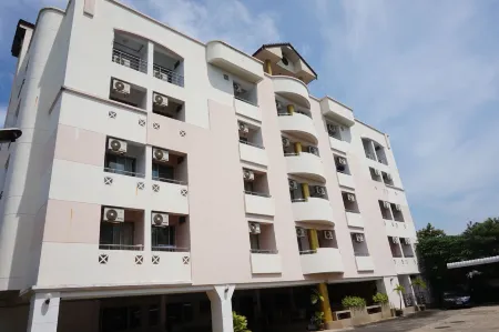 M in Korat Service Apartment Отели в г. Накхонратчасима