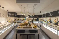 Hampton by Hilton Poznan Old Town - breakfast