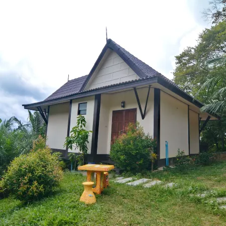 Phuchawee Lanta Отели рядом с достопримечательностью «Bamboo Beach»
