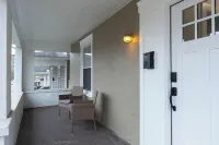 Big 3-Story Home, Walk to Campus.