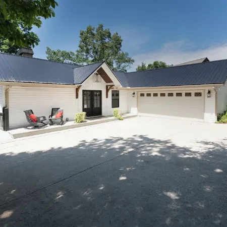 Quiet Lakefront. Huge 5/3. Deep Water. Pontoon Boat Available.