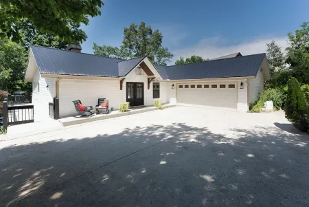 Quiet Lakefront. Huge 5/3. Deep Water. Pontoon Boat Available.