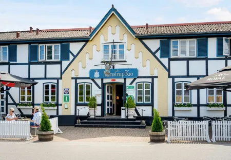 Hotel Menstrup Kro Отели в г. Karrebaksminde