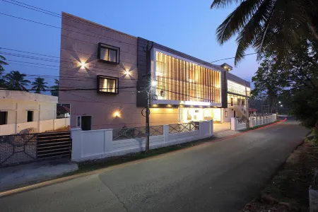 Hotel Diamond Fort Отели рядом с достопримечательностью «SAMBRANIKODI ISLAND TOURISM (സാംബ്രാണിക്കോടി ഐലൻഡ് ടൂറിസം)»