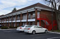 Village Inn فنادق في Freehold