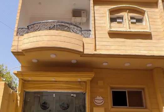 알래스카 피라미드 뷰 객실의 편안한 침대와 미니바