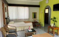 Hotel Azaya Hotel dekat PASEBAN CAFE & CAMP AREA