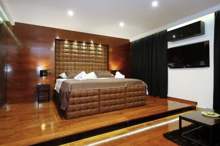 Deluxe Dino Room Отели рядом с достопримечательностью «Kolovare Beach»