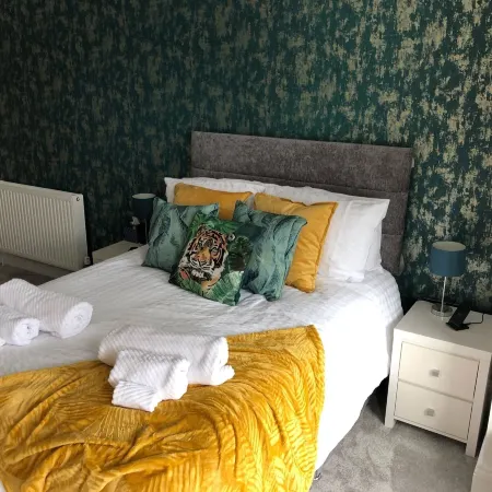 Apartmentsleeps6-Balcony-Freep-Whiterabbitretreat