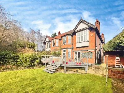 HotTub-Garden-Parking-Sleeps10-10MinToTown Hotels in 