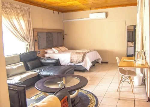 Kololo at 399 Guesthouse & Conference - Bintang 3