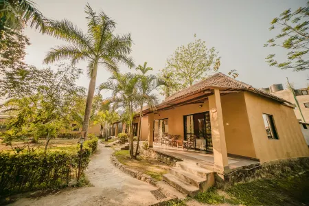 Into the Wild Eco Resort Отели рядом с достопримечательностью «Chitwan Jungle Safari»