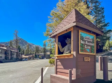 Mammoth Condo, 2 Beds+ 2 Baths, Next to Canyon Lodge-Mammoth Ski & Racquet Club