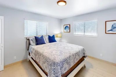 2nd-floor dog-friendly condo near the beach with patio, firepit, W/D, AC