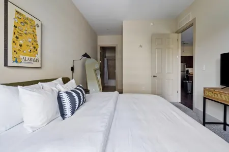 Cozy Getaway with Stylish Comfort - Charming Urban Retreat Отели рядом с достопримечательностью «The Scott and Zelda Fitzgerald Museum»