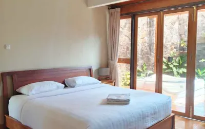 SpringHill Bungalow Hotel dekat Terminal Reo
