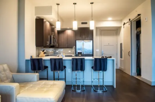 Highrise w/amazing views of Dallas!! Hotels in Victory Park