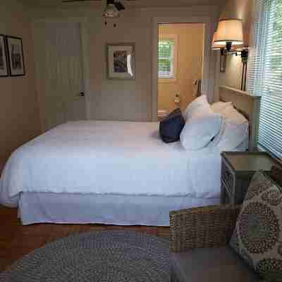 Gorgeous Views of Harbor Entrance! Walk to Town, East Side Location. Rooms