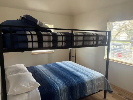 Charming 3-bedroom house with beautiful views of the Wolf River!