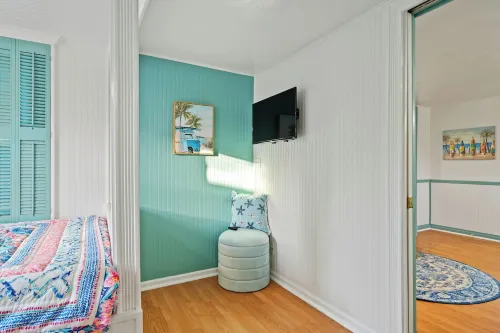 Walk Downtown; Beach 1.1 Miles, Bar, Karaoke, Family Friendly, Jimmy Buffet Vibe