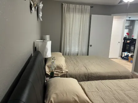 Luxe Condo Double Bed Bliss Getaway near Disney Отели рядом с достопримечательностью «Джайв Кидс Уорлд Виллидж»