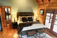 Luxury Log Cabin + Hot Tub + Mins to Downtown Dahlonega